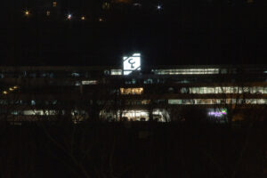 vista general nocturna del edificio de la sede central de Laboral Kutxa